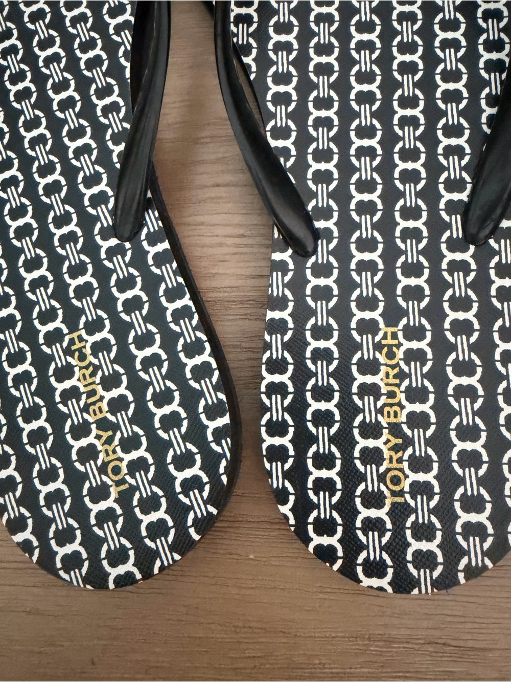 Tory Burch Black & White Chelsea Flip Flop Sandals 9 - Picture 2 of 14